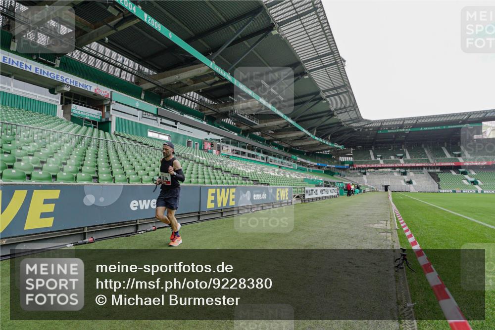 05.10.2025 - 20. swb-Marathon Bremen Michael Burmester http://msf.ph/oto/9228380 05.10.2025 12:31:10 Laufen im Stadion 6, 8, 419, 426, 603, 999, 1293, 1565, 1647, 1814, 2056, 2133, 9110, 618, 5060 meine-sportfotos.de