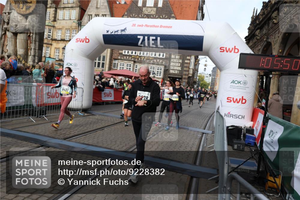 05.10.2025 - 20. swb-Marathon Bremen Yannick Fuchs http://msf.ph/oto/9228382 05.10.2025 11:01:46 Ziel 9269, 9278, 9322, 9432, 9782, 10026, 10030, 10056, 10324, 10562, 11223, 11463, 11493, 11732, 11733 meine-sportfotos.de