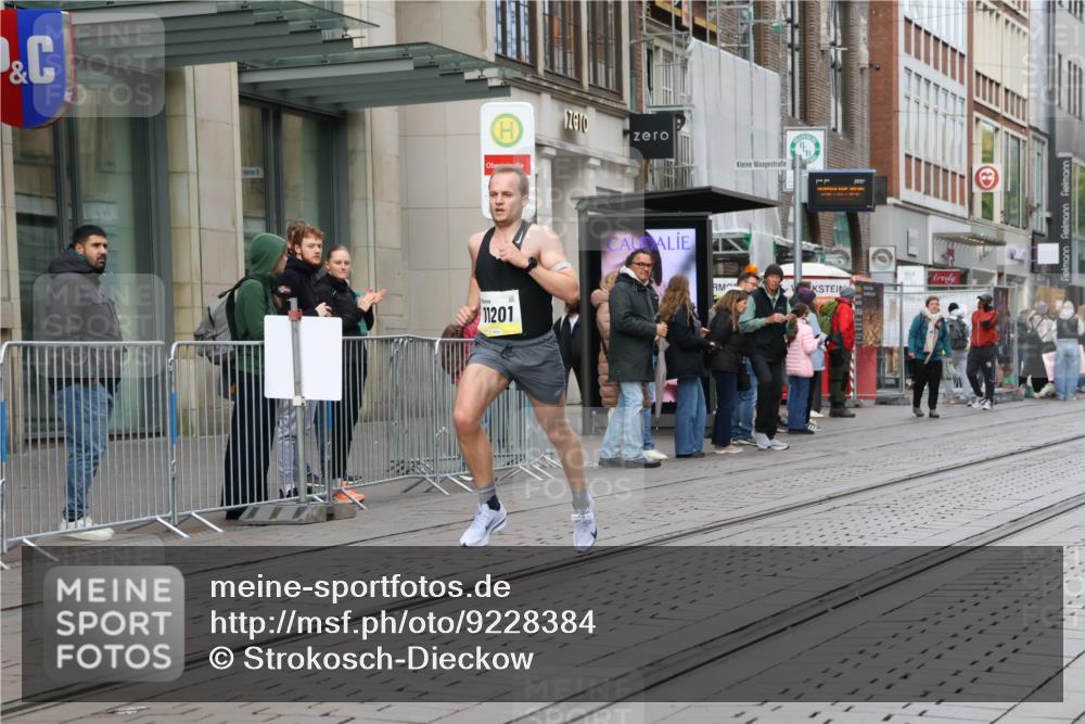 05.10.2025 - 20. swb-Marathon Bremen Strokosch-Dieckow http://msf.ph/oto/9228384 05.10.2025 10:31:48 Ziel 11201, 11201 meine-sportfotos.de