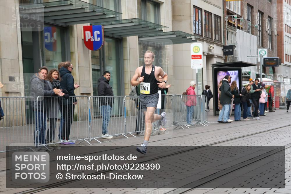 05.10.2025 - 20. swb-Marathon Bremen Strokosch-Dieckow http://msf.ph/oto/9228390 05.10.2025 10:31:48 Ziel 11201, 11201 meine-sportfotos.de