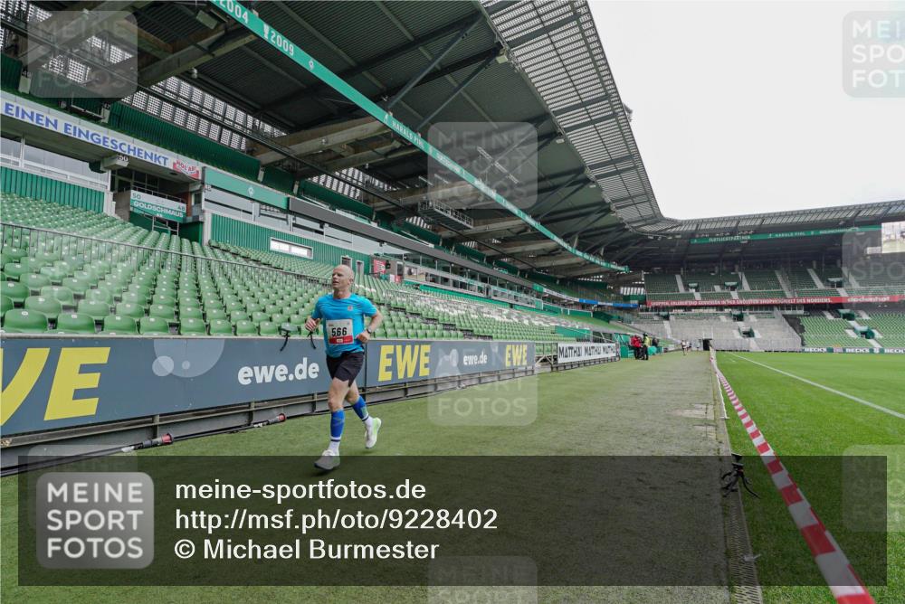 05.10.2025 - 20. swb-Marathon Bremen Michael Burmester http://msf.ph/oto/9228402 05.10.2025 12:31:40 Laufen im Stadion 6, 8, 566, 938, 1293, 1814, 2054, 9110, 419, 426, 603, 999, 1565, 1647, 2056, 2133 meine-sportfotos.de