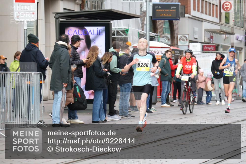 05.10.2025 - 20. swb-Marathon Bremen Strokosch-Dieckow http://msf.ph/oto/9228414 05.10.2025 10:32:21 Ziel 9280, 9996, 11730, 9280, 9996, 11730 meine-sportfotos.de