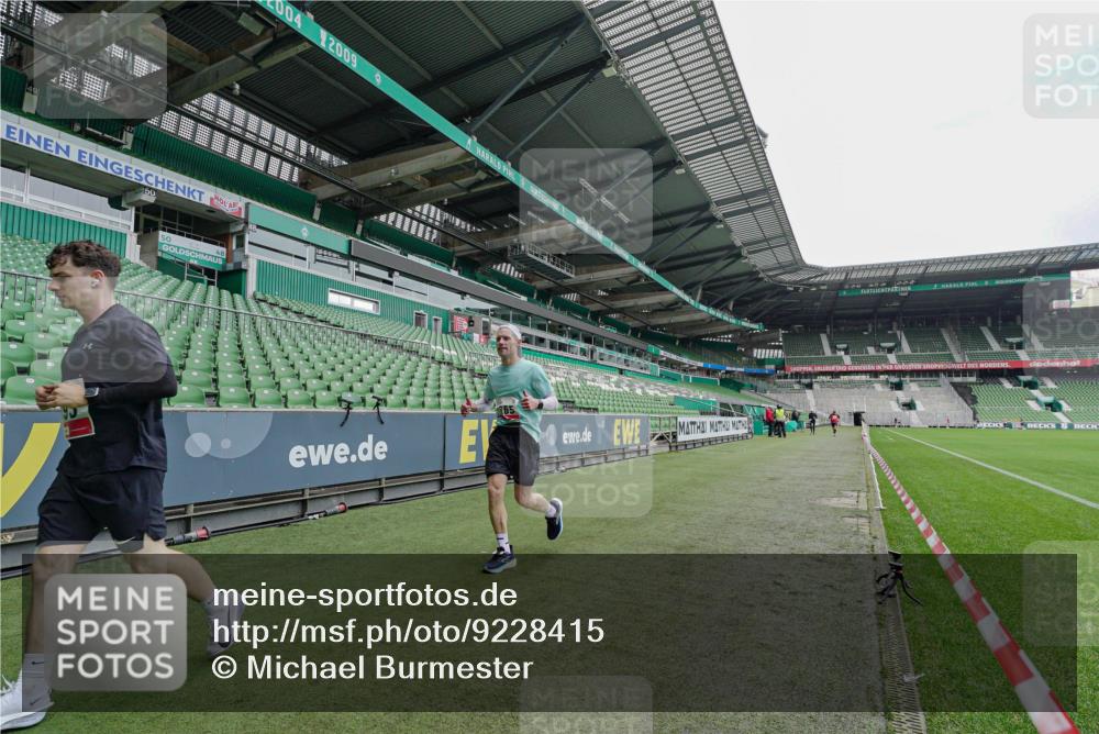 05.10.2025 - 20. swb-Marathon Bremen Michael Burmester http://msf.ph/oto/9228415 05.10.2025 12:32:17 Laufen im Stadion 141, 566, 569, 664, 908, 938, 1093, 1665, 2054, 6, 8, 9110 meine-sportfotos.de
