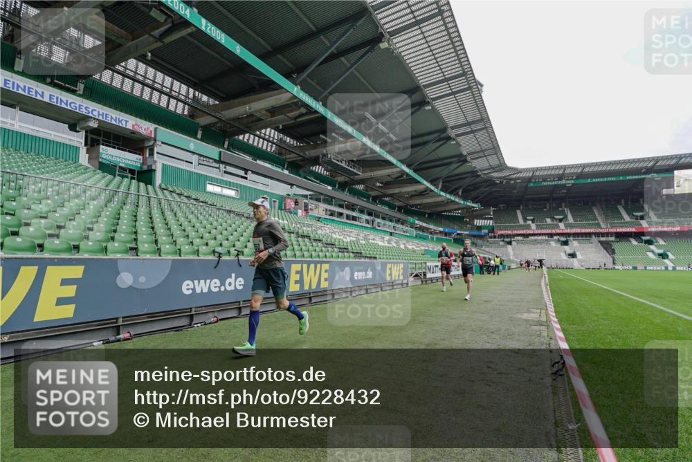 05.10.2025 - 20. swb-Marathon Bremen Michael Burmester http://msf.ph/oto/9228432 05.10.2025 12:32:35 Laufen im Stadion 141, 569, 650, 664, 746, 908, 938, 1093, 1665, 2033, 2682, 566, 2054 meine-sportfotos.de
