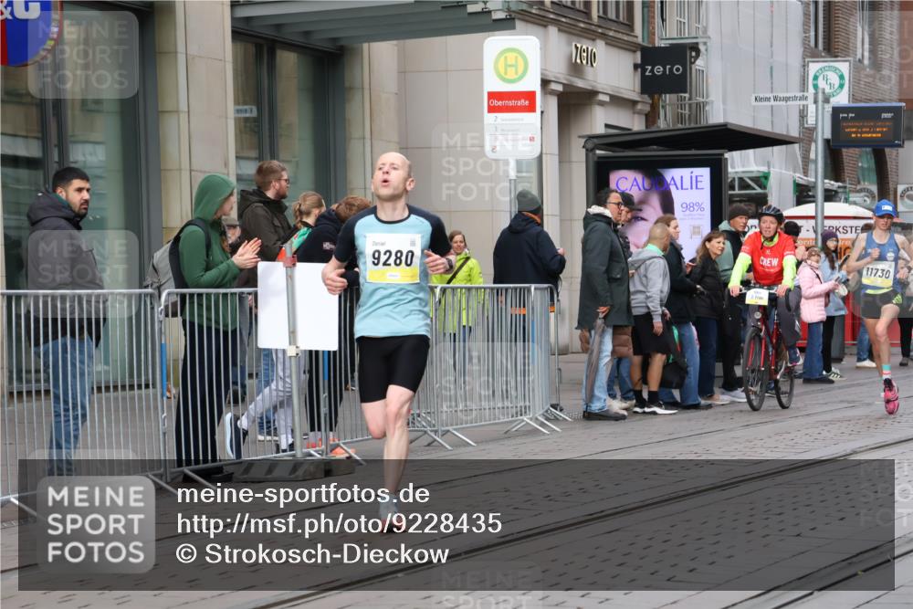 05.10.2025 - 20. swb-Marathon Bremen Strokosch-Dieckow http://msf.ph/oto/9228435 05.10.2025 10:32:23 Ziel 9280, 9996, 11730, 9280, 9996, 11730 meine-sportfotos.de