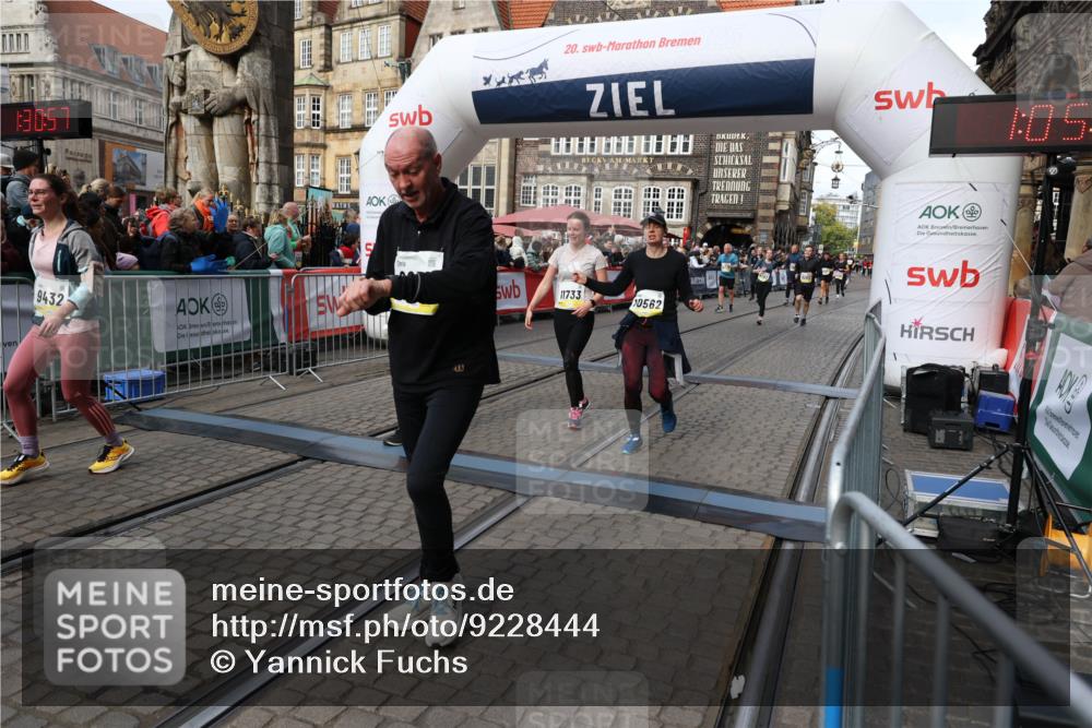 05.10.2025 - 20. swb-Marathon Bremen Yannick Fuchs http://msf.ph/oto/9228444 05.10.2025 11:01:47 Ziel 9269, 9278, 9294, 9322, 9432, 9782, 10026, 10030, 10056, 10324, 10370, 10562, 11223, 11463, 11732, 11733 meine-sportfotos.de