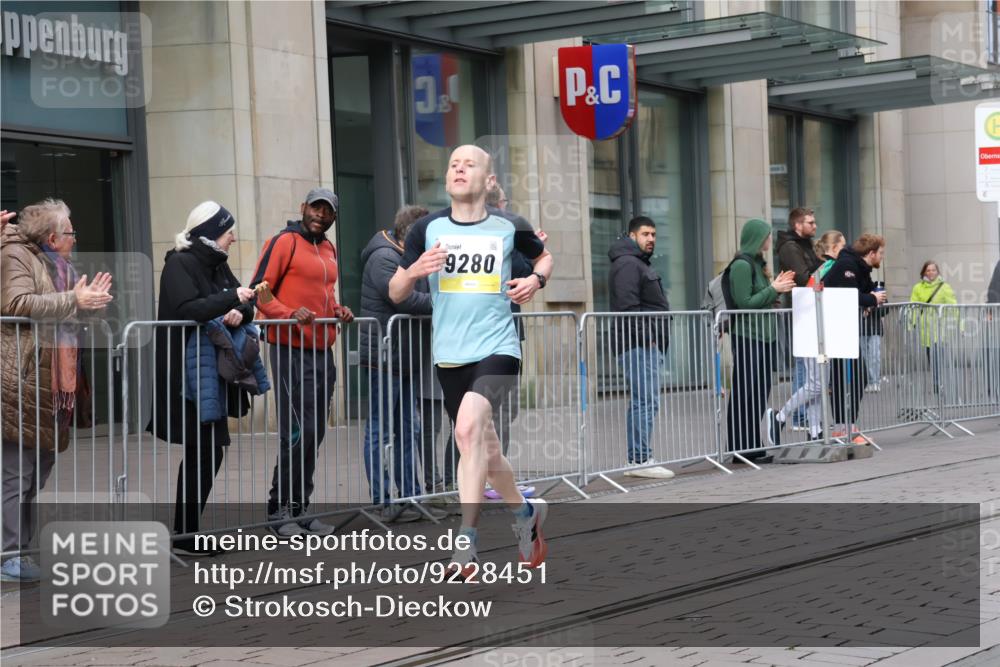 05.10.2025 - 20. swb-Marathon Bremen Strokosch-Dieckow http://msf.ph/oto/9228451 05.10.2025 10:32:24 Ziel 9280, 9996, 11730, 9280, 9996, 11730 meine-sportfotos.de