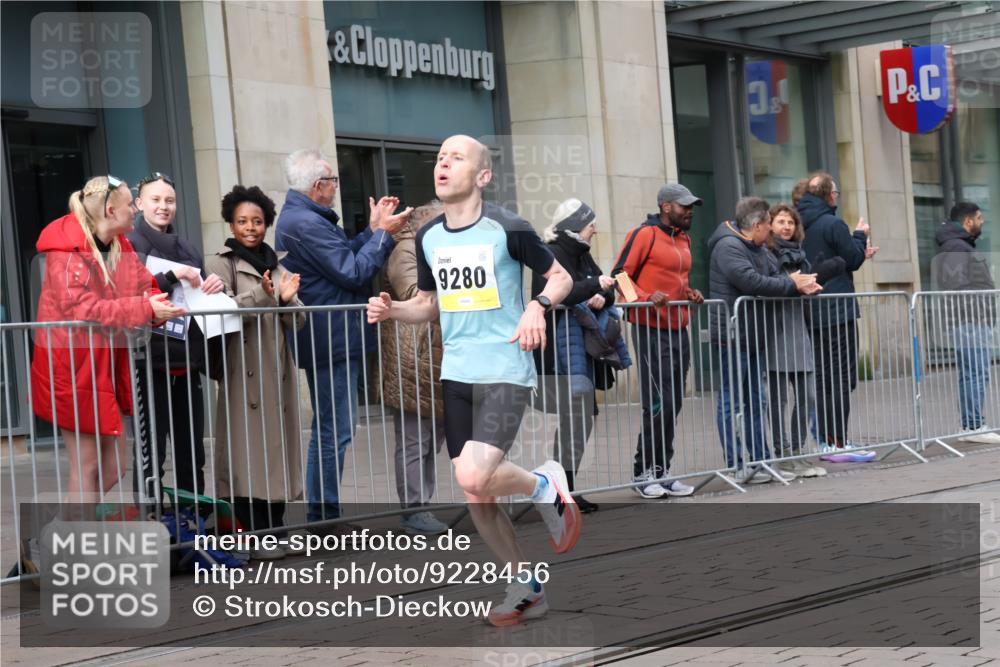 05.10.2025 - 20. swb-Marathon Bremen Strokosch-Dieckow http://msf.ph/oto/9228456 05.10.2025 10:32:25 Ziel 9280, 9996, 11730, 9280, 9996, 11730 meine-sportfotos.de