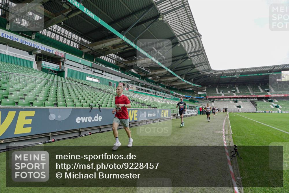 05.10.2025 - 20. swb-Marathon Bremen Michael Burmester http://msf.ph/oto/9228457 05.10.2025 12:32:50 Laufen im Stadion 218, 369, 569, 650, 664, 746, 850, 908, 1494, 1665, 1928, 2033, 2682, 141, 938, 1093 meine-sportfotos.de