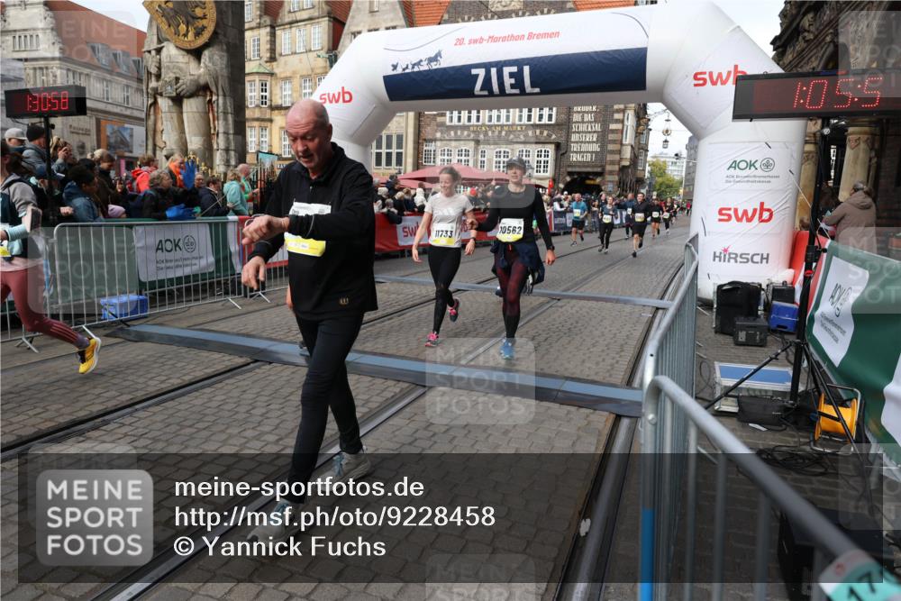 05.10.2025 - 20. swb-Marathon Bremen Yannick Fuchs http://msf.ph/oto/9228458 05.10.2025 11:01:47 Ziel 9269, 9278, 9294, 9322, 9432, 9782, 10026, 10030, 10056, 10324, 10370, 10562, 11223, 11463, 11732, 11733 meine-sportfotos.de