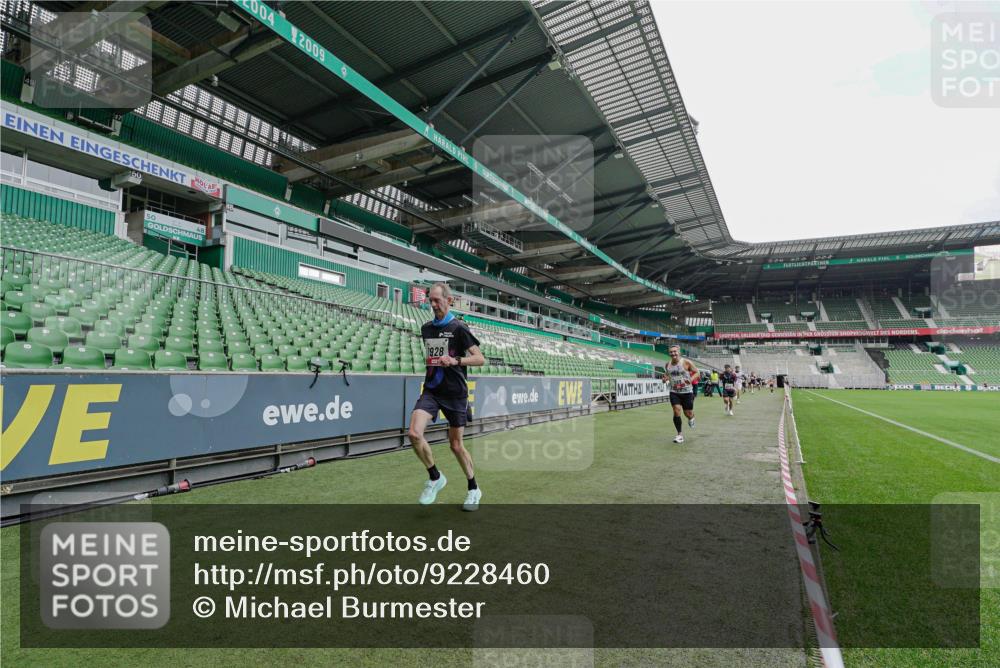 05.10.2025 - 20. swb-Marathon Bremen Michael Burmester http://msf.ph/oto/9228460 05.10.2025 12:32:52 Laufen im Stadion 218, 369, 569, 650, 664, 746, 850, 908, 1494, 1665, 1928, 2033, 2682, 141, 938, 1093, 1665 meine-sportfotos.de