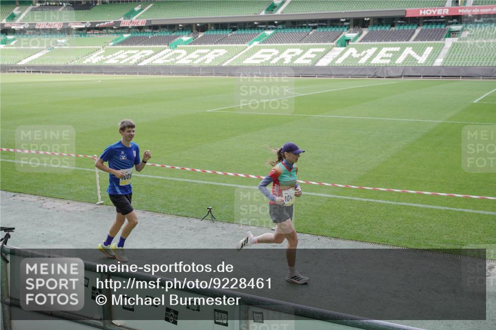 05.10.2025 - 20. swb-Marathon Bremen Michael Burmester http://msf.ph/oto/9228461 05.10.2025 10:26:19 Laufen im Stadion 8000, 9170, 9250, 9290, 9361, 9396, 9545, 9590, 9865, 9884, 9919, 9963, 10044, 10053, 10090, 10304, 10306, 10348, 10431, 10447, 10474, 10554, 10559, 10624, 10633, 10649, 10682, 10780, 10816, 10823, 10851, 10961, 11178, 11346, 11422, 11488, 11617, 11648, 11666, 11715, 9006, 9361, 9614, 9849, 9967, 10505, 10666, 11316, 11403, 11503, 11745 meine-sportfotos.de