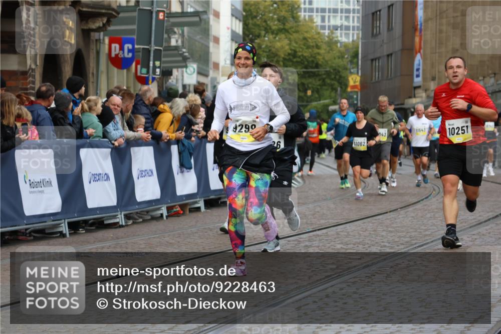 05.10.2025 - 20. swb-Marathon Bremen Strokosch-Dieckow http://msf.ph/oto/9228463 05.10.2025 10:50:35 Ziel 9267, 9299, 9337, 9578, 9986, 10199, 10251, 11062, 11451, 11466 meine-sportfotos.de