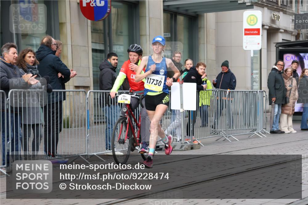 05.10.2025 - 20. swb-Marathon Bremen Strokosch-Dieckow http://msf.ph/oto/9228474 05.10.2025 10:32:27 Ziel 9996, 11730, 9996, 11730 meine-sportfotos.de