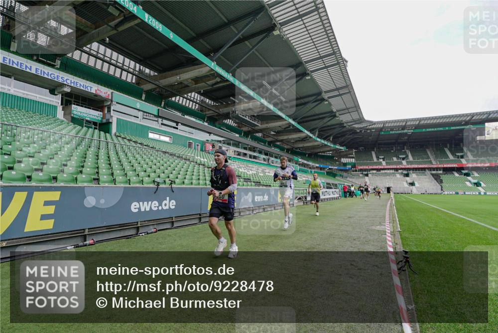 05.10.2025 - 20. swb-Marathon Bremen Michael Burmester http://msf.ph/oto/9228478 05.10.2025 12:32:57 Laufen im Stadion 121, 218, 369, 650, 664, 746, 850, 908, 1494, 1617, 1913, 1928, 2033, 2267, 2682, 4251, 6957, 8582, 141, 569, 938, 1093, 1665 meine-sportfotos.de