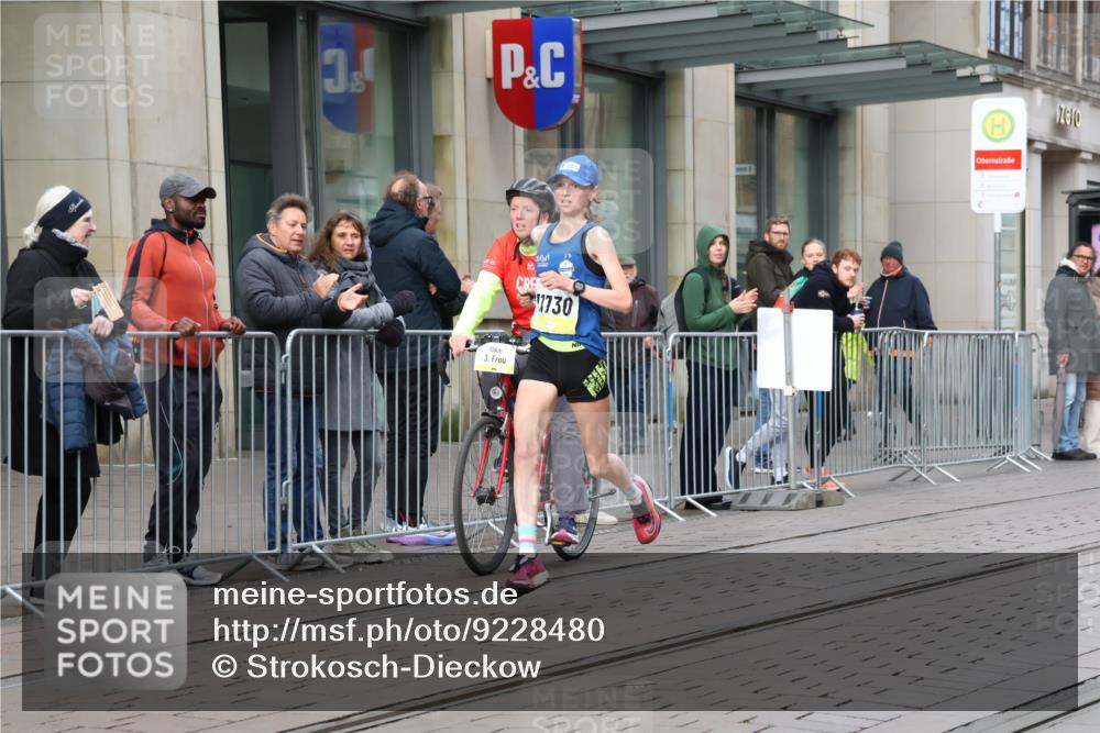 05.10.2025 - 20. swb-Marathon Bremen Strokosch-Dieckow http://msf.ph/oto/9228480 05.10.2025 10:32:27 Ziel 9996, 11730, 9996, 11730 meine-sportfotos.de