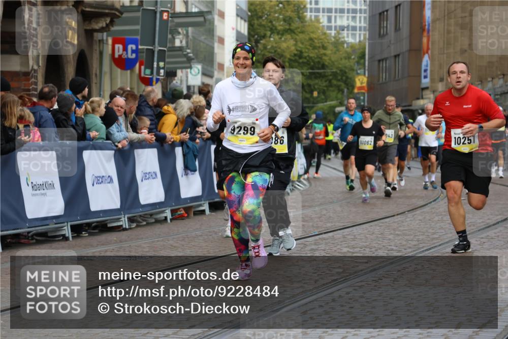 05.10.2025 - 20. swb-Marathon Bremen Strokosch-Dieckow http://msf.ph/oto/9228484 05.10.2025 10:50:35 Ziel 9267, 9299, 9337, 9578, 9986, 10199, 10251, 11062, 11451, 11466 meine-sportfotos.de