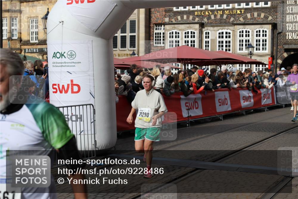 05.10.2025 - 20. swb-Marathon Bremen Yannick Fuchs http://msf.ph/oto/9228486 05.10.2025 10:58:57 Ziel 9346, 9349, 9540, 10080, 10263, 10560, 10561, 11290, 11483, 11651 meine-sportfotos.de