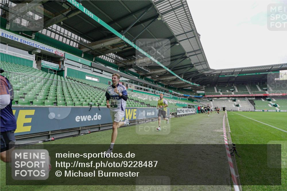 05.10.2025 - 20. swb-Marathon Bremen Michael Burmester http://msf.ph/oto/9228487 05.10.2025 12:32:58 Laufen im Stadion 121, 218, 369, 650, 664, 746, 850, 908, 1494, 1617, 1913, 1928, 2033, 2267, 2682, 4251, 6957, 8582, 141, 569, 938, 1093, 1665 meine-sportfotos.de