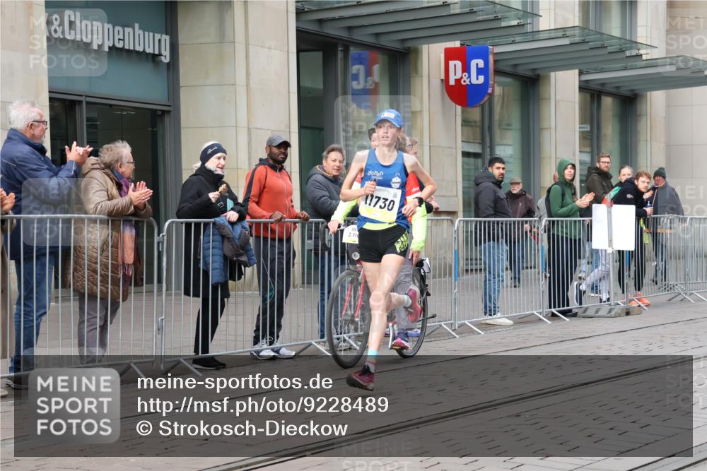 05.10.2025 - 20. swb-Marathon Bremen Strokosch-Dieckow http://msf.ph/oto/9228489 05.10.2025 10:32:27 Ziel 9996, 11730, 9996, 11730 meine-sportfotos.de