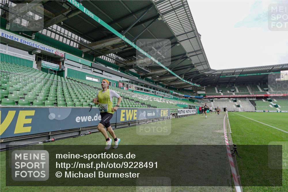 05.10.2025 - 20. swb-Marathon Bremen Michael Burmester http://msf.ph/oto/9228491 05.10.2025 12:32:59 Laufen im Stadion 121, 218, 369, 650, 664, 746, 850, 908, 1494, 1617, 1913, 1928, 2033, 2267, 2682, 4251, 6957, 8582, 141, 569, 1093, 1665 meine-sportfotos.de