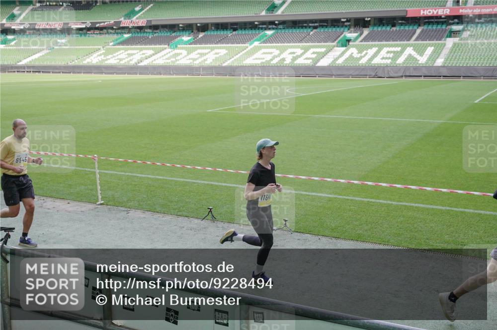 05.10.2025 - 20. swb-Marathon Bremen Michael Burmester http://msf.ph/oto/9228494 05.10.2025 10:26:22 Laufen im Stadion 8000, 9170, 9250, 9290, 9396, 9545, 9590, 9865, 9884, 9919, 9963, 10044, 10053, 10090, 10304, 10348, 10431, 10447, 10554, 10559, 10624, 10633, 10649, 10682, 10780, 10816, 10823, 10851, 10961, 11178, 11346, 11422, 11488, 11617, 11648, 11666, 11714, 11715, 9006, 9361, 9614, 9849, 9919, 9967, 10306, 10474, 10505, 10666, 11316, 11346, 11403, 11503, 11745 meine-sportfotos.de