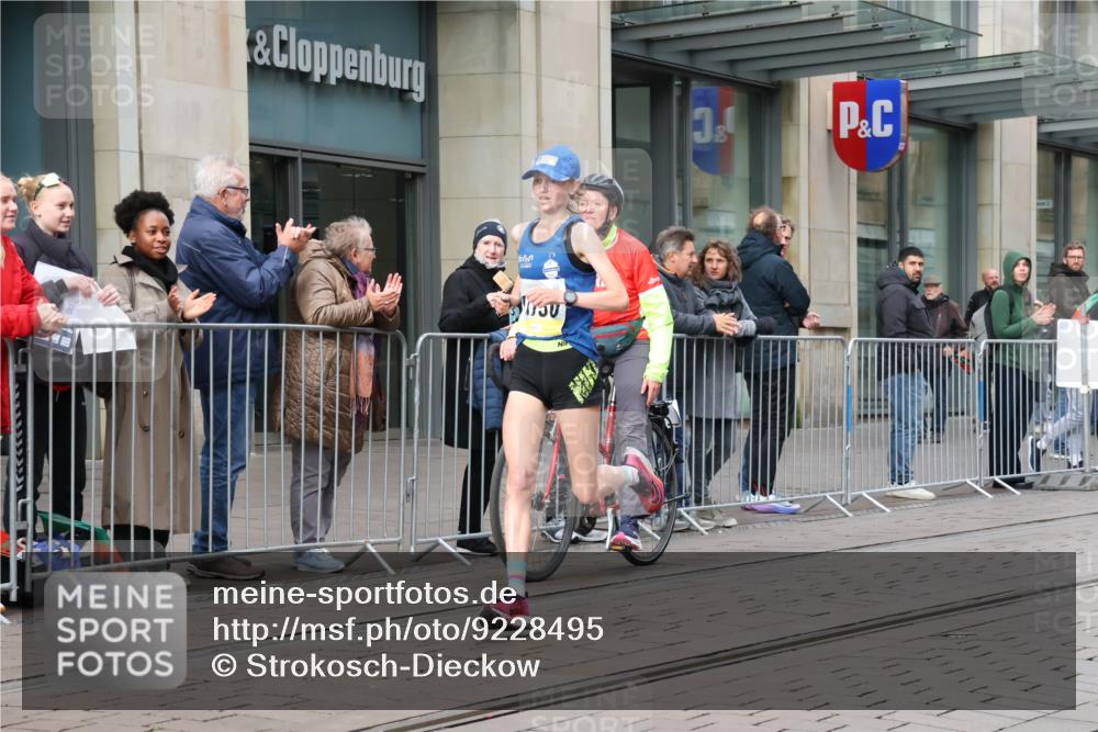 05.10.2025 - 20. swb-Marathon Bremen Strokosch-Dieckow http://msf.ph/oto/9228495 05.10.2025 10:32:27 Ziel 9996, 11730, 9996, 11730 meine-sportfotos.de