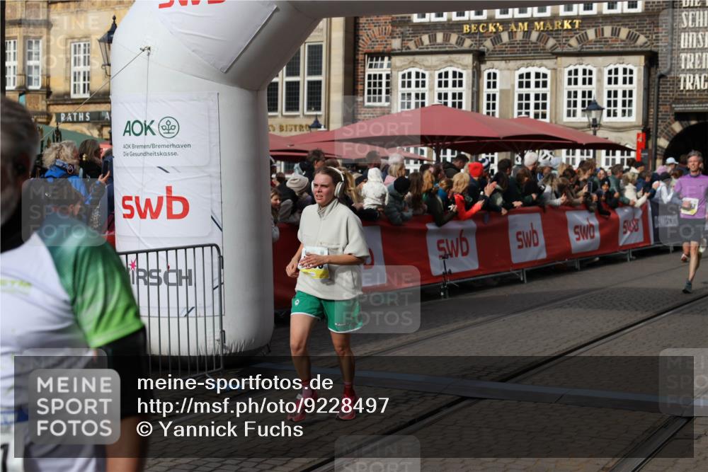 05.10.2025 - 20. swb-Marathon Bremen Yannick Fuchs http://msf.ph/oto/9228497 05.10.2025 10:58:57 Ziel 9346, 9349, 9540, 10080, 10263, 10560, 10561, 11290, 11483, 11651 meine-sportfotos.de