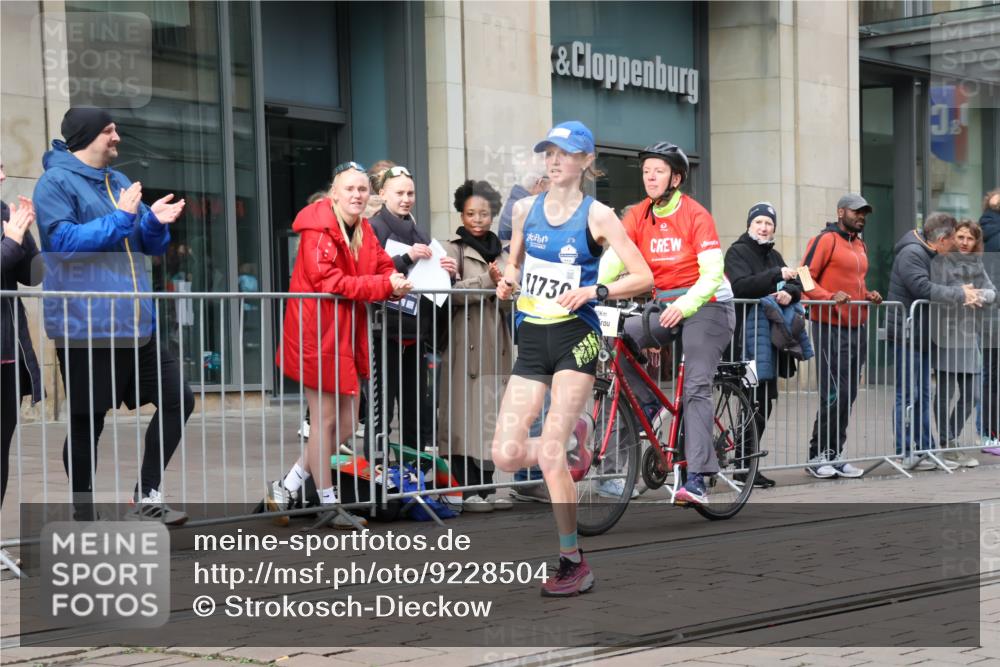05.10.2025 - 20. swb-Marathon Bremen Strokosch-Dieckow http://msf.ph/oto/9228504 05.10.2025 10:32:28 Ziel 9996, 10894, 11730, 9996, 10894, 11730 meine-sportfotos.de