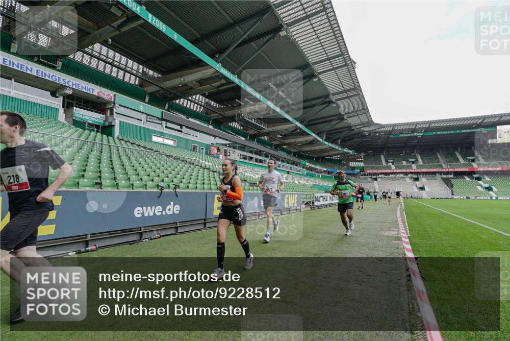 05.10.2025 - 20. swb-Marathon Bremen Michael Burmester http://msf.ph/oto/9228512 05.10.2025 12:33:07 Laufen im Stadion 121, 218, 363, 369, 650, 664, 746, 850, 908, 1494, 1617, 1889, 1913, 1928, 2000, 2033, 2267, 2682, 4251, 6957, 8582, 569, 1093, 1665 meine-sportfotos.de