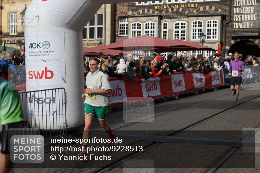 05.10.2025 - 20. swb-Marathon Bremen Yannick Fuchs http://msf.ph/oto/9228513 05.10.2025 10:58:57 Ziel 9346, 9349, 9540, 10080, 10263, 10560, 10561, 11290, 11483, 11651 meine-sportfotos.de