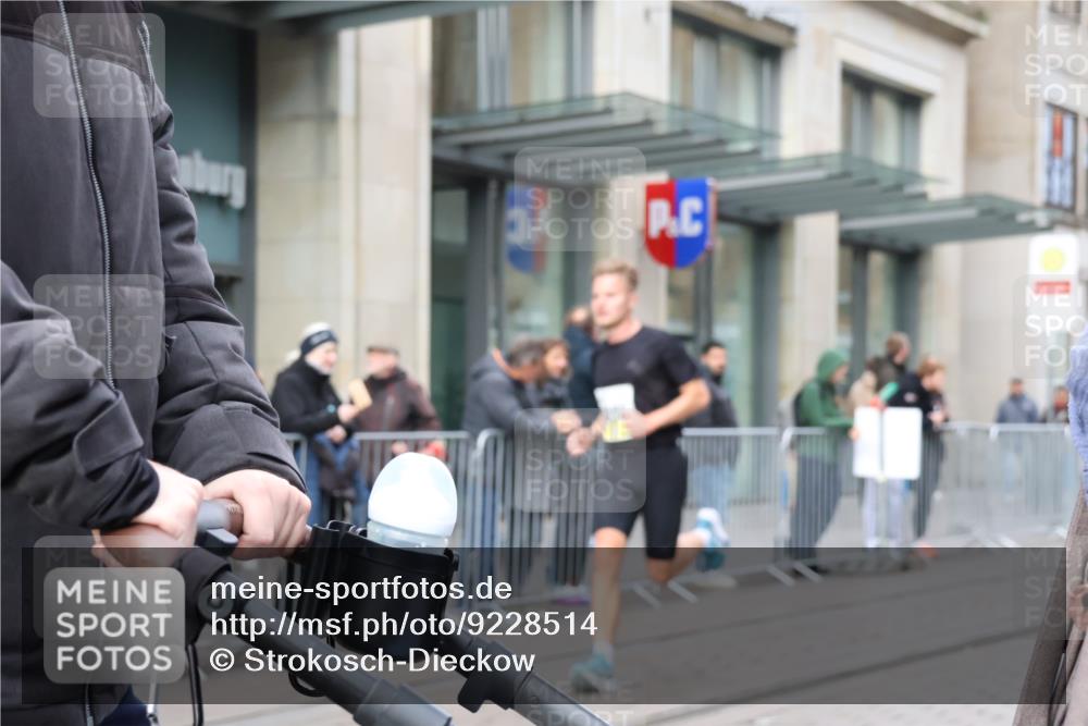 05.10.2025 - 20. swb-Marathon Bremen Strokosch-Dieckow http://msf.ph/oto/9228514 05.10.2025 10:32:39 Ziel 9996, 10894, 9996, 10894 meine-sportfotos.de