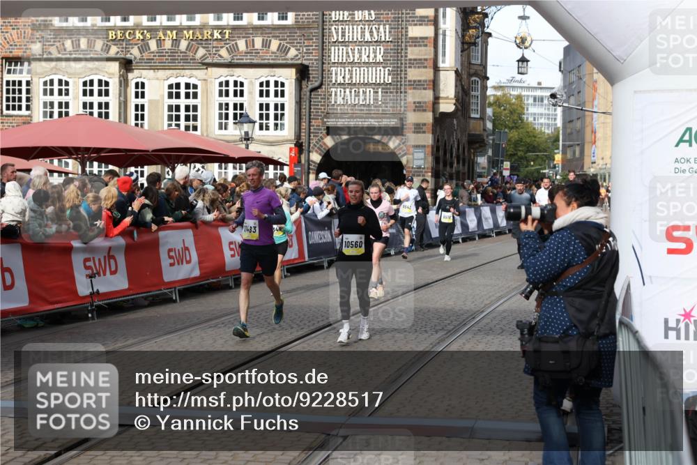 05.10.2025 - 20. swb-Marathon Bremen Yannick Fuchs http://msf.ph/oto/9228517 05.10.2025 10:58:58 Ziel 9346, 9349, 10080, 10263, 10560, 10561, 11290, 11483, 11651 meine-sportfotos.de