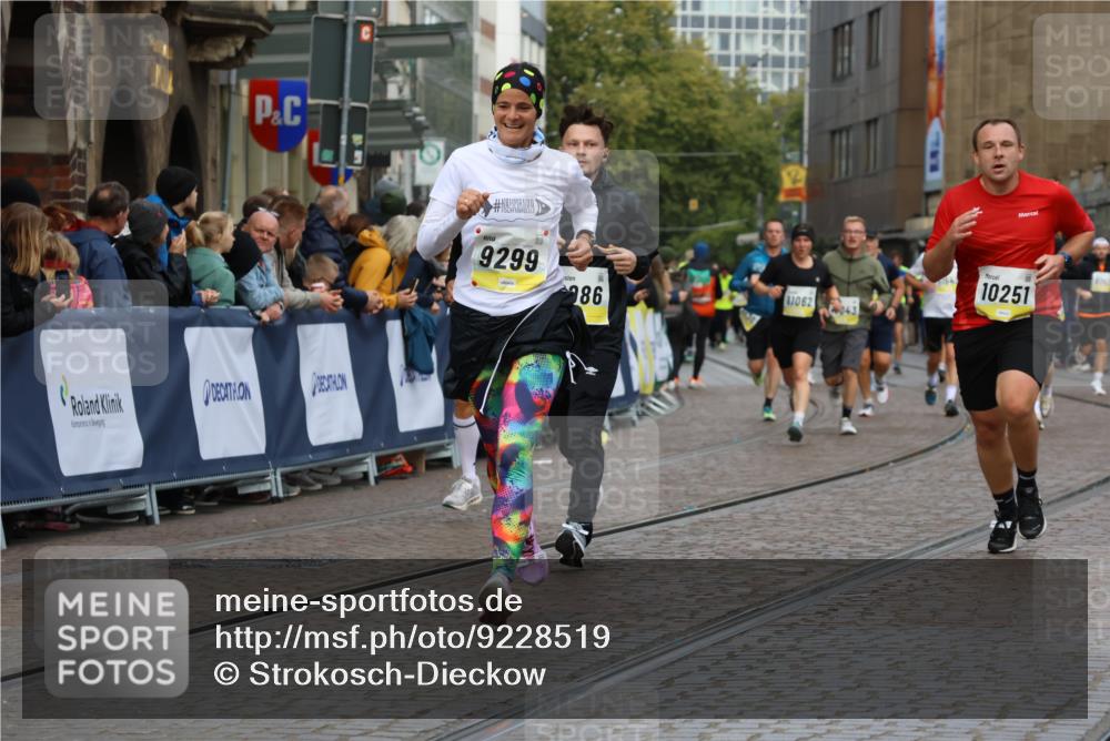 05.10.2025 - 20. swb-Marathon Bremen Strokosch-Dieckow http://msf.ph/oto/9228519 05.10.2025 10:50:35 Ziel 9267, 9299, 9337, 9578, 9986, 10199, 10251, 11062, 11451, 11466 meine-sportfotos.de