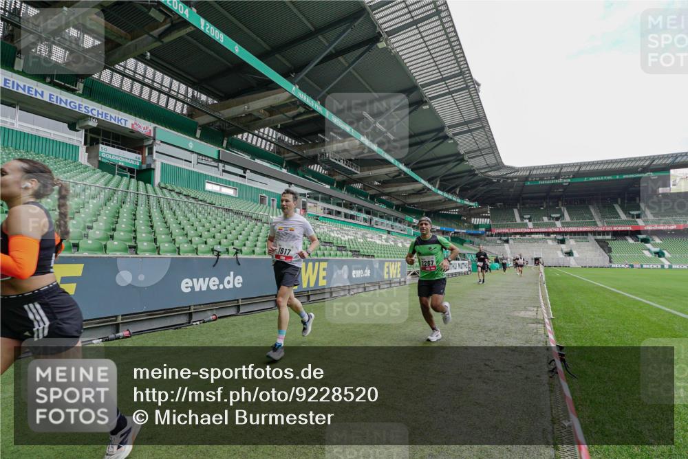 05.10.2025 - 20. swb-Marathon Bremen Michael Burmester http://msf.ph/oto/9228520 05.10.2025 12:33:08 Laufen im Stadion 121, 218, 363, 369, 650, 664, 746, 850, 908, 1494, 1617, 1889, 1913, 1928, 2000, 2033, 2267, 2682, 4251, 6957, 8582, 569, 1093, 1665 meine-sportfotos.de