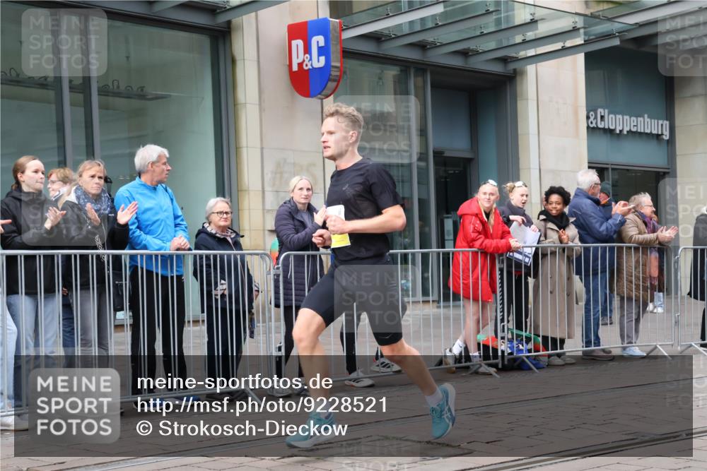 05.10.2025 - 20. swb-Marathon Bremen Strokosch-Dieckow http://msf.ph/oto/9228521 05.10.2025 10:32:41 Ziel 10894, 10894 meine-sportfotos.de