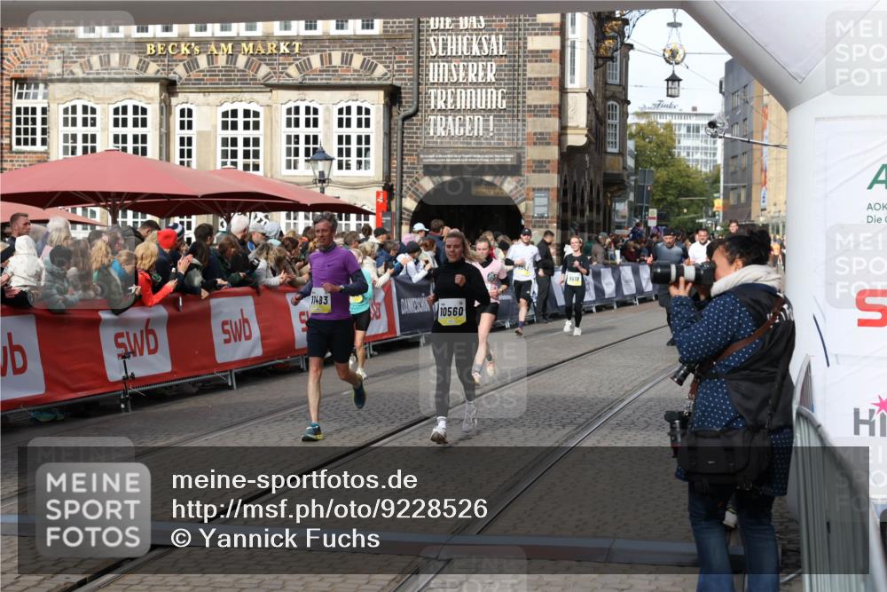 05.10.2025 - 20. swb-Marathon Bremen Yannick Fuchs http://msf.ph/oto/9228526 05.10.2025 10:58:58 Ziel 9346, 9349, 10080, 10263, 10560, 10561, 11290, 11483, 11651 meine-sportfotos.de
