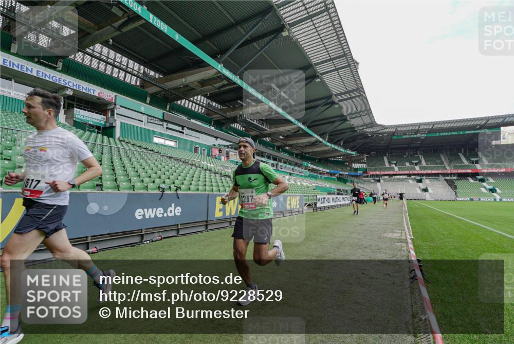 05.10.2025 - 20. swb-Marathon Bremen Michael Burmester http://msf.ph/oto/9228529 05.10.2025 12:33:09 Laufen im Stadion 121, 218, 363, 369, 650, 664, 746, 850, 908, 1372, 1494, 1617, 1889, 1913, 1928, 2000, 2033, 2267, 2682, 4251, 6957, 7259, 8582, 569, 1093, 1665 meine-sportfotos.de