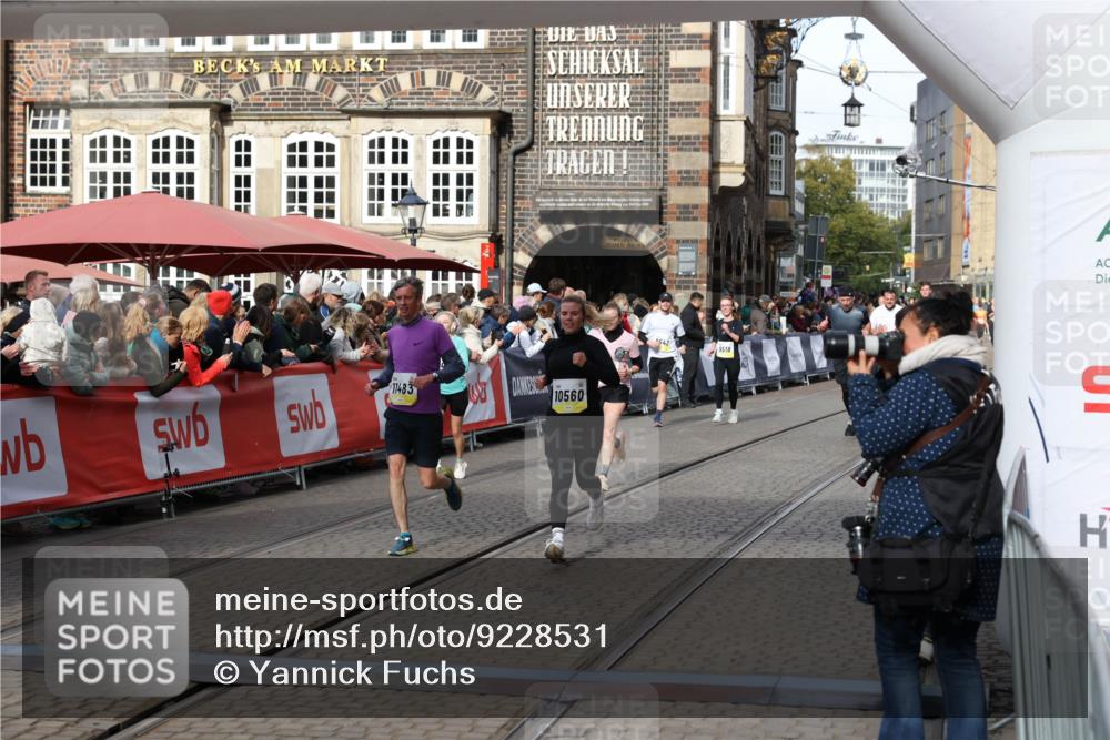 05.10.2025 - 20. swb-Marathon Bremen Yannick Fuchs http://msf.ph/oto/9228531 05.10.2025 10:58:58 Ziel 9346, 9349, 10080, 10263, 10560, 10561, 11290, 11483, 11651 meine-sportfotos.de