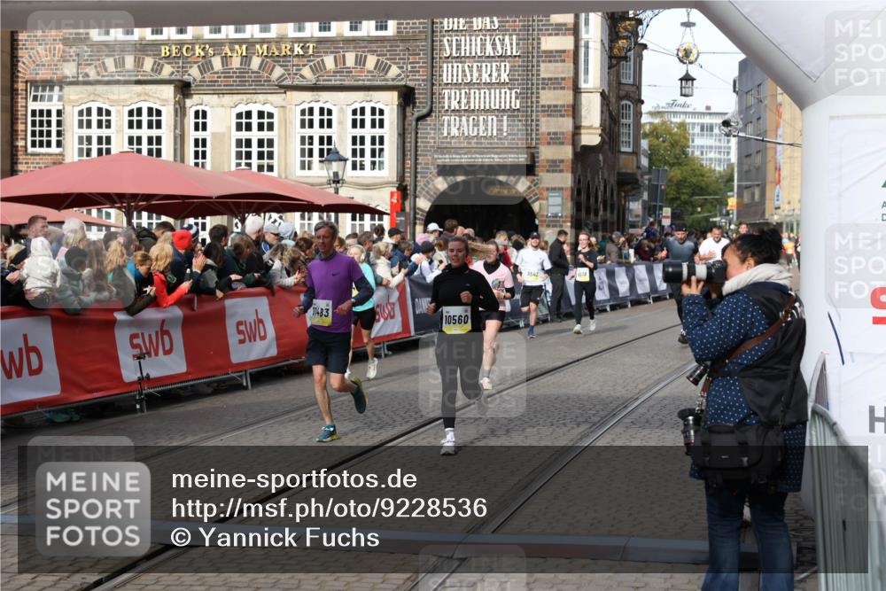 05.10.2025 - 20. swb-Marathon Bremen Yannick Fuchs http://msf.ph/oto/9228536 05.10.2025 10:58:58 Ziel 9346, 9349, 10080, 10263, 10560, 10561, 11290, 11483, 11651 meine-sportfotos.de