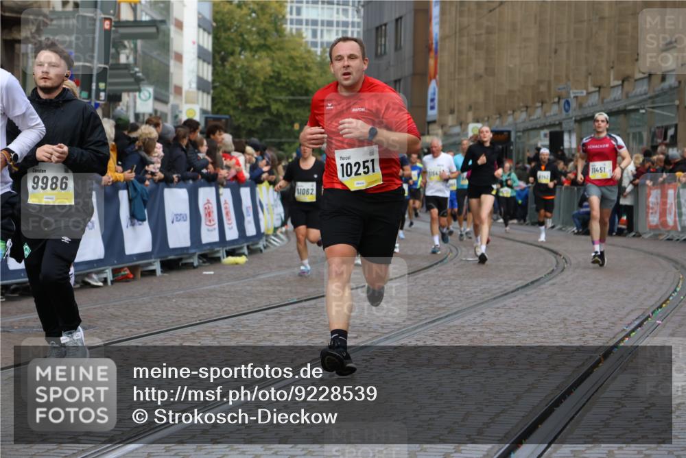 05.10.2025 - 20. swb-Marathon Bremen Strokosch-Dieckow http://msf.ph/oto/9228539 05.10.2025 10:50:36 Ziel 9230, 9267, 9299, 9578, 9832, 9986, 10251, 11062, 11451, 11466, 11661 meine-sportfotos.de