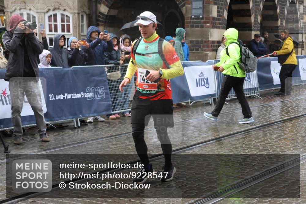 05.10.2025 - 20. swb-Marathon Bremen Strokosch-Dieckow http://msf.ph/oto/9228547 05.10.2025 14:57:57 Ziel 1421 meine-sportfotos.de