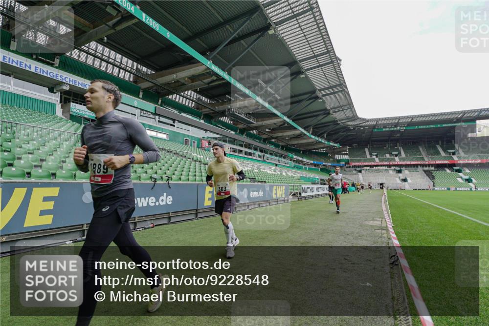 05.10.2025 - 20. swb-Marathon Bremen Michael Burmester http://msf.ph/oto/9228548 05.10.2025 12:33:20 Laufen im Stadion 121, 218, 307, 363, 369, 474, 746, 850, 900, 1070, 1360, 1372, 1494, 1617, 1889, 1913, 1928, 2000, 2033, 2267, 2682, 4251, 6957, 7259, 8582, 650, 664, 908 meine-sportfotos.de
