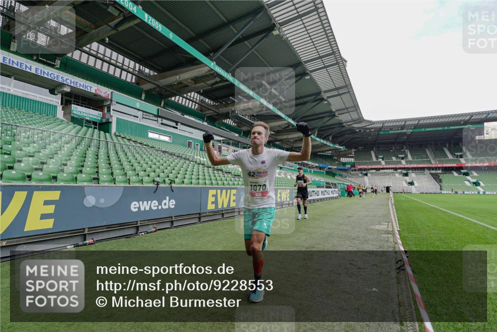 05.10.2025 - 20. swb-Marathon Bremen Michael Burmester http://msf.ph/oto/9228553 05.10.2025 12:33:22 Laufen im Stadion 121, 218, 307, 363, 369, 474, 746, 850, 900, 1070, 1360, 1372, 1494, 1617, 1889, 1913, 1928, 2000, 2033, 2267, 2682, 4251, 6957, 7259, 8582, 650, 664, 908 meine-sportfotos.de