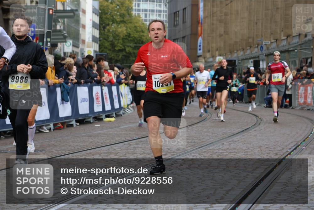 05.10.2025 - 20. swb-Marathon Bremen Strokosch-Dieckow http://msf.ph/oto/9228556 05.10.2025 10:50:36 Ziel 9230, 9267, 9299, 9578, 9832, 9986, 10251, 11062, 11451, 11466, 11661 meine-sportfotos.de