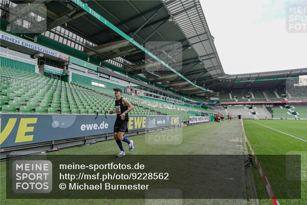 05.10.2025 - 20. swb-Marathon Bremen Michael Burmester http://msf.ph/oto/9228562 05.10.2025 12:33:24 Laufen im Stadion 121, 218, 307, 363, 369, 474, 746, 850, 900, 1070, 1360, 1372, 1494, 1617, 1889, 1913, 1928, 2000, 2033, 2267, 2682, 4251, 6957, 7259, 8582, 650, 664, 908 meine-sportfotos.de