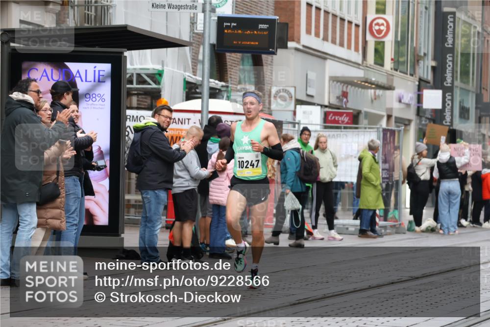 05.10.2025 - 20. swb-Marathon Bremen Strokosch-Dieckow http://msf.ph/oto/9228566 05.10.2025 10:33:19 Ziel 9320, 10247, 11130, 9320, 10247, 11130 meine-sportfotos.de