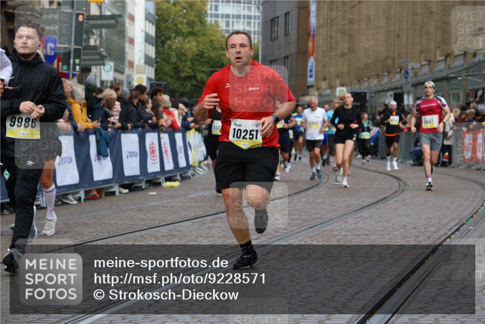 05.10.2025 - 20. swb-Marathon Bremen Strokosch-Dieckow http://msf.ph/oto/9228571 05.10.2025 10:50:36 Ziel 9230, 9267, 9299, 9578, 9832, 9986, 10251, 11062, 11451, 11466, 11661 meine-sportfotos.de