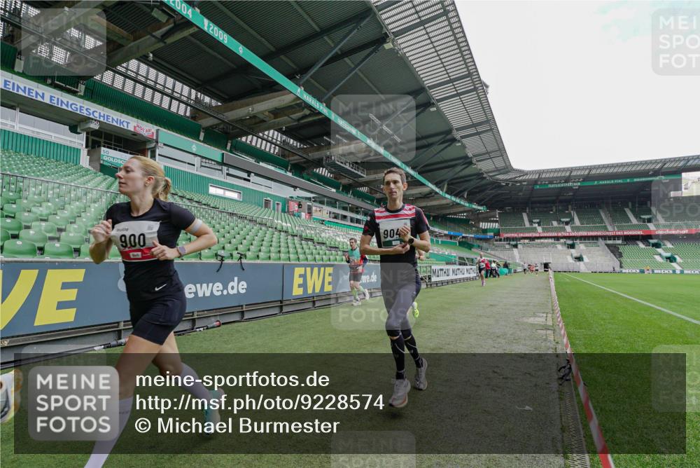 05.10.2025 - 20. swb-Marathon Bremen Michael Burmester http://msf.ph/oto/9228574 05.10.2025 12:33:32 Laufen im Stadion 121, 218, 307, 363, 369, 474, 746, 850, 900, 1070, 1360, 1372, 1494, 1617, 1889, 1913, 1928, 2000, 2267, 2682, 4251, 5640, 6957, 7259, 8550, 8582, 9046, 650, 664, 908, 2033, 2682 meine-sportfotos.de