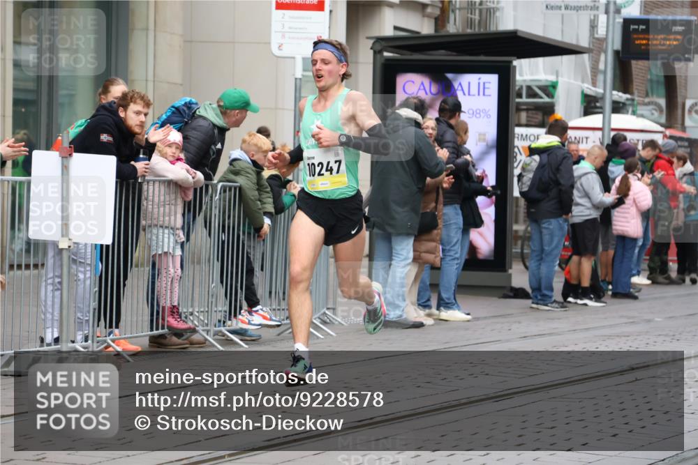 05.10.2025 - 20. swb-Marathon Bremen Strokosch-Dieckow http://msf.ph/oto/9228578 05.10.2025 10:33:21 Ziel 9320, 10247, 11130, 9320, 10247, 11130 meine-sportfotos.de